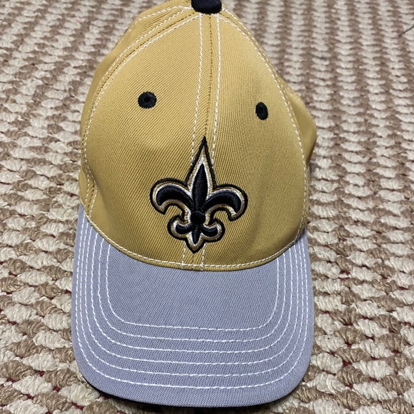 Small fitted NFL Saints Hat - Picture 1 of 5